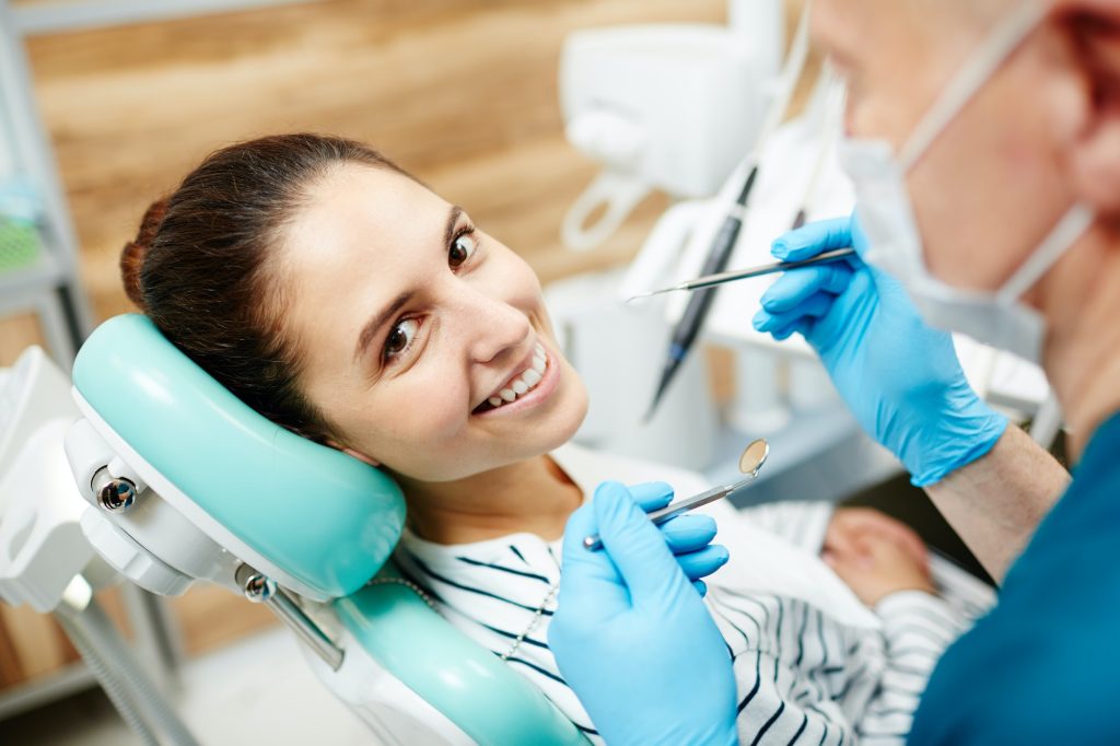 Revisión dental de un paciente en la consulta