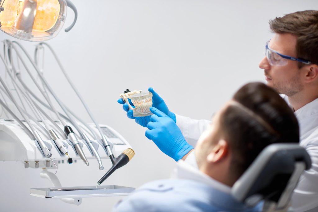 Dentista profesional en su clínica dental