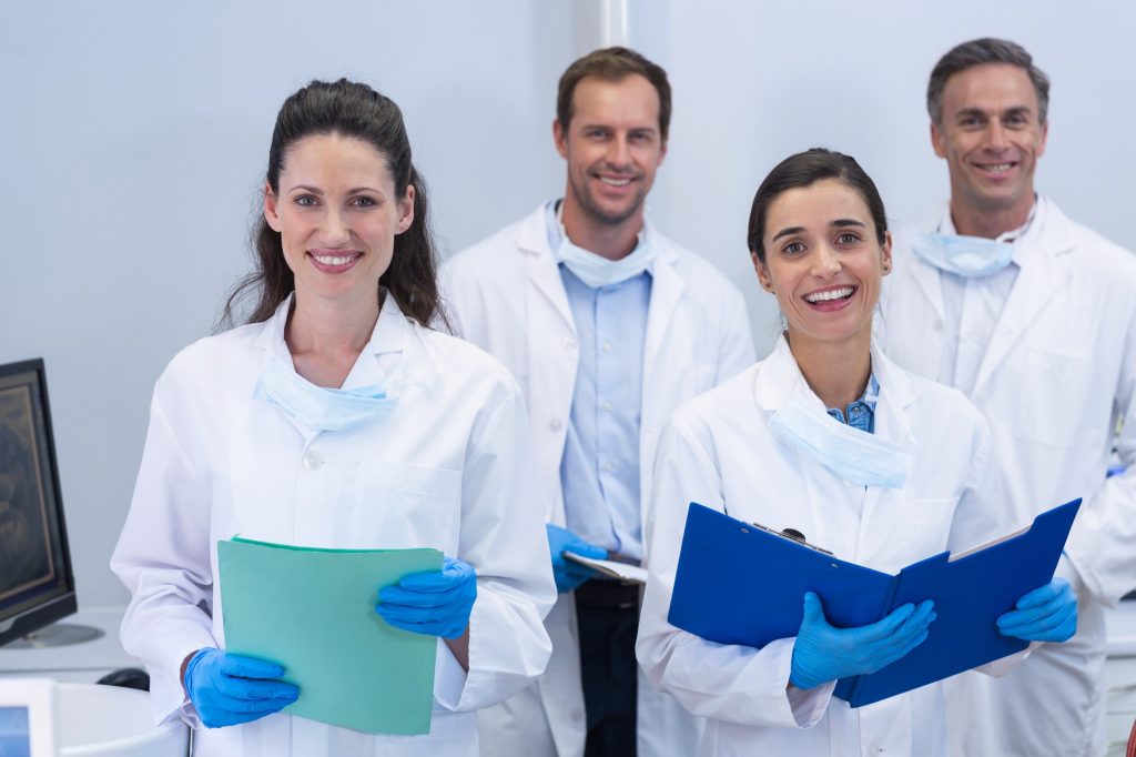 Dentistas sonriendo en una clínica dental