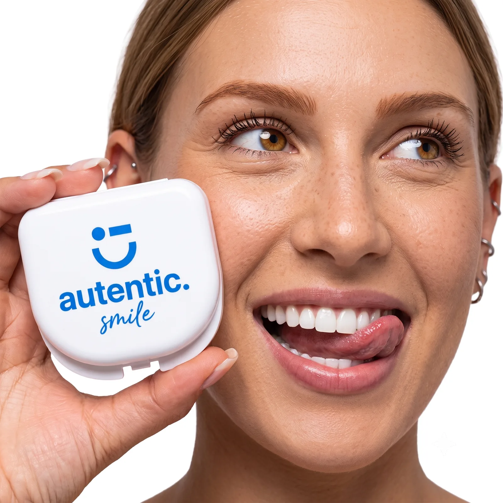 Mujer sonriente sujetando el estuche blanco de Autentic Smile